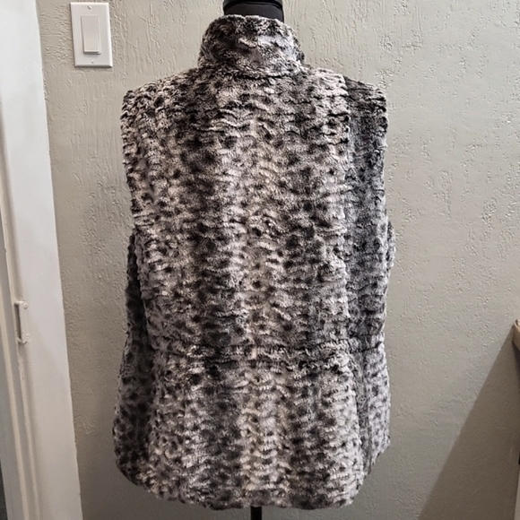 Faux Fur Reversible Vest with Toggles to Cinch in if Desired - Picture 5 of 15